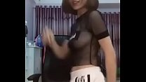 Темнокожая дама на порно пробах сладко лижет дилдо